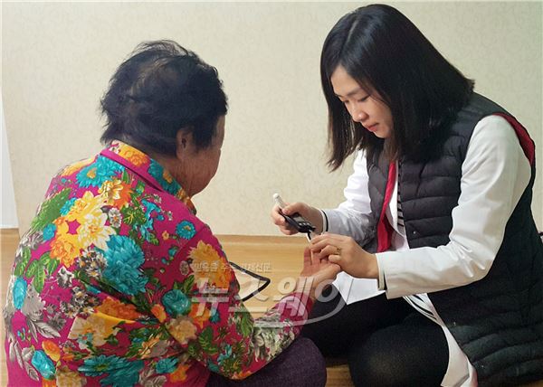 함평군보건소 직원이 당뇨환자의 집을 방문해 혈당을 체크하고 있다.