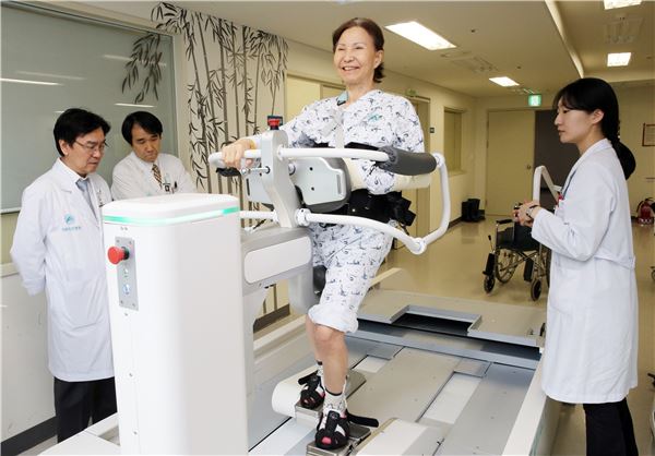 서울아산병원에서 현대중공업의 보행재활로봇을 활용해 환자를 치료하고 있다. 사진=현대중공업 제공