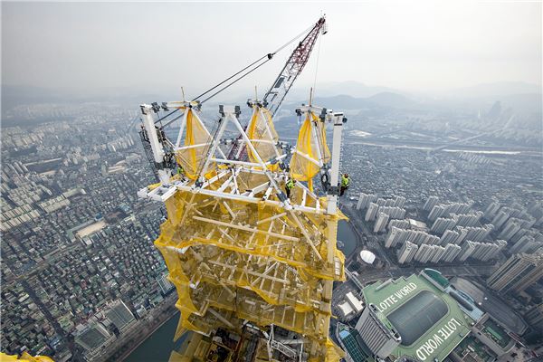 롯데월드타워에 다이아그리드가 설치되고 있는 모습. 사진=롯데물산 제공