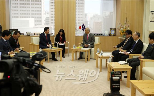 이낙연 전남지사, 마스조에 도쿄 도지사와 회담 기사의 사진