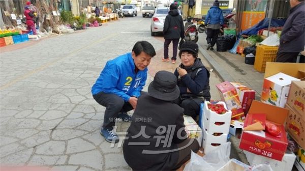 영암 신북 5일장에서 어르신들과 담소 나누고 있는 서삼석 후보