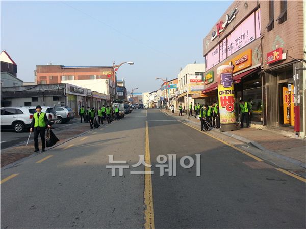 전남 과학대학교 부사관 학군단 후보생 들이 대학소재지 곡성군 옥과면 일대에 아름다운 환경정화 봉사활동을 하고 있다, <사진=곡성군 제공>