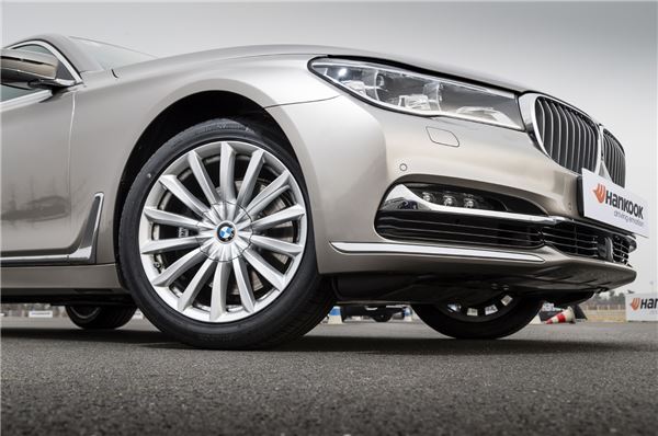 한국타이어가 BMW의 플래그십 모델 ‘뉴 7시리즈’에 신차용 타이어를 공급한다고 발표했다. 사진=한국타이어 제공