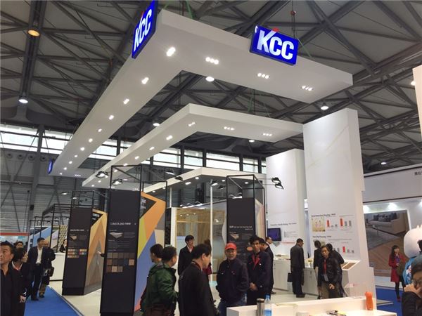 22일부터 24일까지 중국 상하이에서 열리는 2016 도모텍스 아시아에 참가해 다양한 친환경, 고기능성 바닥재를 선보이고 있는 KCC 부스 모습. 사진=KCC 제공