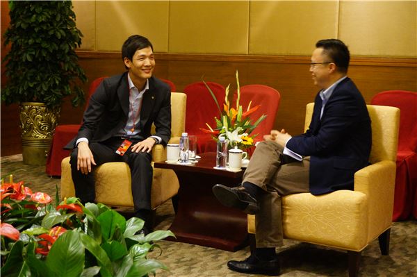 김동원 한화생명 부실장(왼쪽)이 22일 오후 보아오 포럼 현지에서 ‘알리페이’로 유명한 중국 앤트파이낸셜 징시엔동 대표를 만나 글로벌 핀테크 산업에 대해 논의했다. 사진=한화그룹 제공
