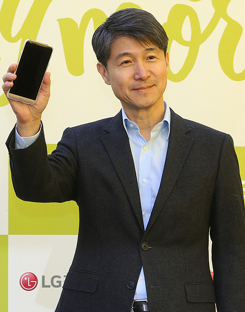 지난 24일 서울 강남구 신사동 LG 플레이그라운드에서 조준호 사장이 G5를 선보이고 있다. 사진=이수길 기자
