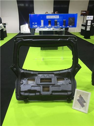 쌍용자동차가 ‘복합소재산업 세계박람회’에서 전시한 탄소복합재 적용 테일 게이트. 사진=쌍용자동차 제공