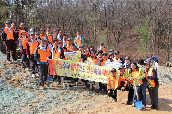 담양소방서(서장 김도연)는 지난 24일 제71회 식목행사에 직원 및 의용소방대원이 참여한 가운데 식목일 나무심기 및 화재예방 캠페인을 실시했다.