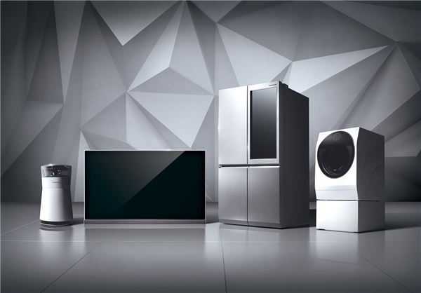 LG전자가 창사 이후 처음으로 만든 초(超)프리미엄 가전 통합 브랜드 ‘LG 시그니처’가 글로벌 시장에 공식 상륙한다. 사진 왼쪽부터 LG 시그니처 가습공기청정기, 올레드 TV, 냉장고, 세탁기. 사진=LG전자 제공