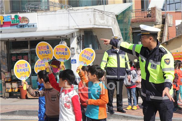 곡성경찰서(총경 오상택)는 30일 옥과초등학교 1·2학년생을 대상으로 개학철 어린이 교통안전 교육을 실시했다.