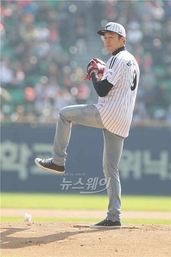 박성웅이 프로야구 개막전 시구에 나서면서 골수 야구팬임을 입증했다/ 사진= 씨제스