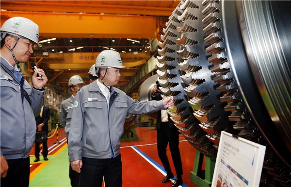 박정원 두산그룹 회장이 두산중공업 터빈공장을 방문해 발전소용 저압터빈로터를 살펴보고 있다. 사진=두산그룹 제공