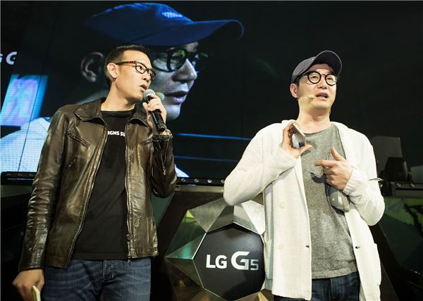LG G5 런칭파티 'Dream Players'에서 공연 연출을 담당한 장진 감독과 김진표가 관람객 앞에서 LG G5와 프렌즈를 사용한 소감을 이야기하고 있다. 사진=LG전자 제공