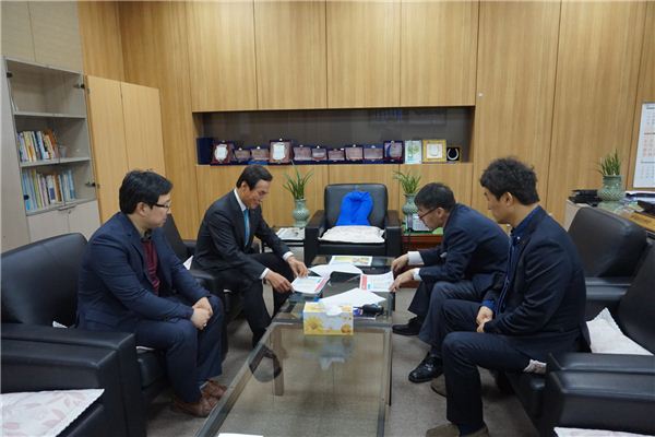 한국마사회 광주센터에서 업무보고를 받고 있는 김영규 마사회 부회장(왼쪽)