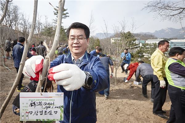 이한섭 금호타이어 사장이 북한산에서 탄소상쇄숲 조성을 위해 나무를 심고 있다. 사진=금호타이어 제공