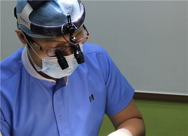 이승용 모건피부과 원장은 “모발이식 병원이 대중화는 되었지만 무분별하게 병원이 생겨나면서 그만큼 피해사례들도 많아지고 있다. 모발이식 수술을 받을 경우 탈모범위를 빼곡히 채우는 것도 중요하지만 개개인의 두피탄력을 고려하여 봉합흉터를 최소화하는 것도 그만큼 중요하다”고 말했다. 사진=모건피부과 제공
