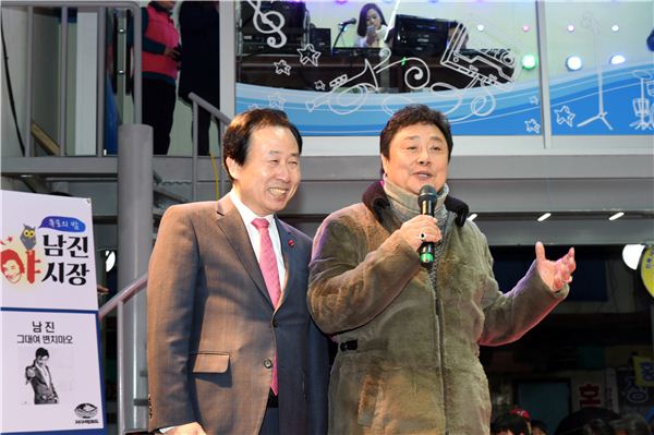무대에 선 박홍률 목포시장(왼쪽)과 가수 남진