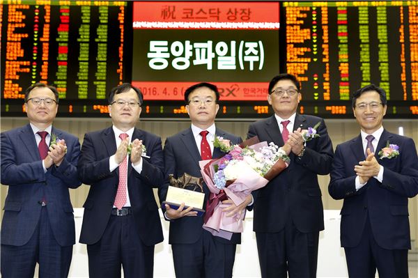 동양파일이 여의도 서울사옥 홍보관에서 열린 코스닥시장 신규상장 기념식에서 참석자들이 기념촬영하고 있다. 사진 왼쪽부터 임승원 한국IR협의회 부회장, 김재준 한국거래소 코스닥시장위원회 위원장, 김시년 동양파일 대표이사, 정태영 대신증권 IB사업단장, 김원식 코스닥협회 부회장.(사진=한국거래소 제공)