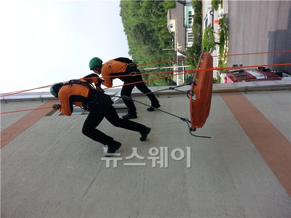 담양소방서 119구조대 직원들이 본서 옥상 및 차고에서 강도 높은 고층건물 인명구조 훈련을 하고 있다.<br />
<사진=담양소방서>