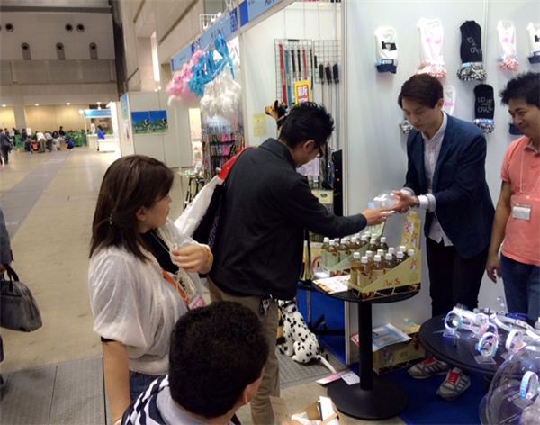 목포대 GTEP사업단 학생들이 일본 애완용품 박람회에서 수출상담을 지원하고 있다.