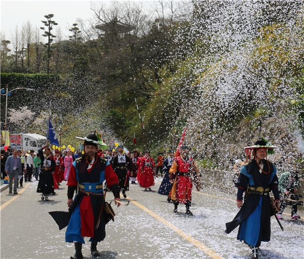관광객들이 눈꽃송이처럼 펼쳐진 유달산 벚꽃 길을 걷고 있다.