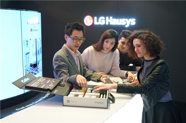 LG하우시스 직원이 전시관을 방문한 관람객들에게 LG하우스시스 인조대리석 제품의 디자인에 대해 설명하고 있다. 사진=LG하우시스 제공