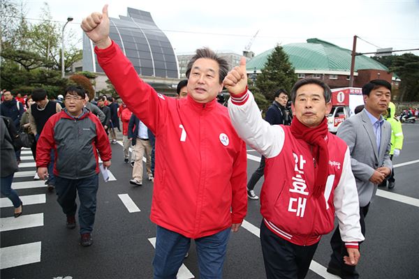 김무성 새누리당 대표가 11일 오전 울산 현대중공업 본사 앞에서 출근길 인사를 갖고 있다. 사진=새누리당 제공