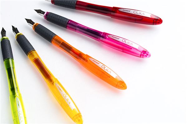 올리카(OLIKA)는 모나미에서 처음 선보이는 만년필이다. 색상은 블랙, 레드, 블루, 그린, 네이비, 골든 옐로우, 레드 바이올렛, 오렌지, 퍼플, 올리브 등 총 10가지 색상의 다양한 잉크 컬러를 제공한다. 사진=모나미 제공