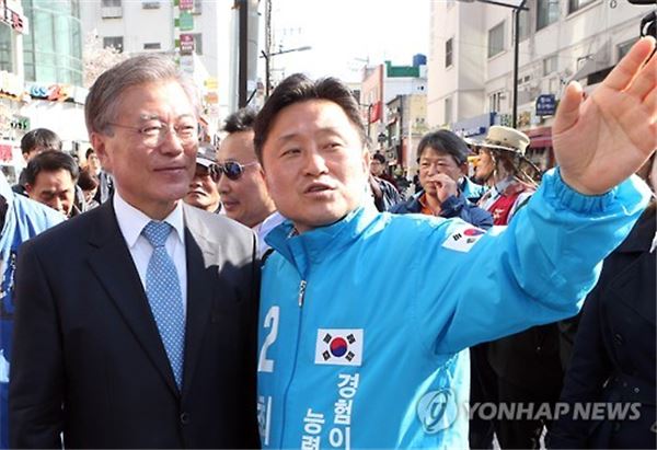 더불어민주당 문재인 전 대표가 5일 부산 사하구 동아대 앞에서 최인호 후보을 만나 지원유세를 의논하고 있다. 사진=연합뉴스 제공.