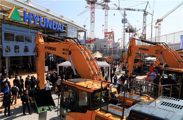 11일부터 독일 뮌헨에서 열리고 있는 국제건설기계전시회인 ‘바우마 2016’의 현대중공업 전시장 모습. 사진=현대중공업 제공