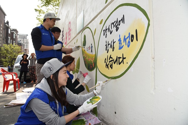 지난 15일 효성 중공업PG와 협력사들이 서울시 마포구 망원동 일대에서 ‘안전마을 만들기’ 프로젝트로 벽화 그리기 봉사활동을 하고 있다. 사진=효성 제공