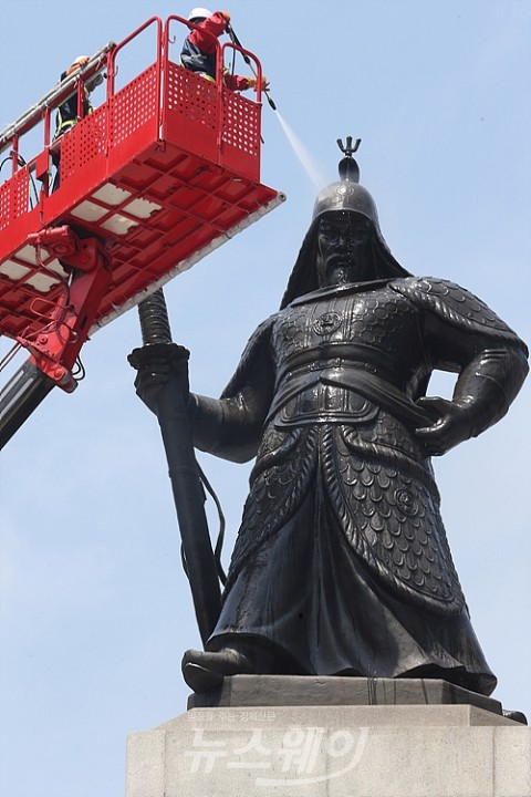 ‘시원하게 씻고 계신 이순신 동상’
