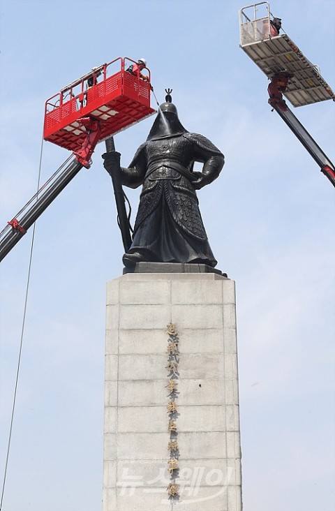 이순신 동상, ‘미세먼지도 깨끗이’
