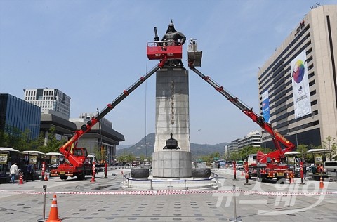 ‘봄맞이 목욕재계 준비하는 이순신 동상’
