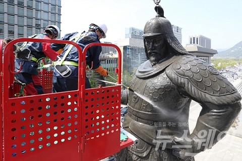 광화문 이순신 동상, ‘봄맞이 세척 작업에 더 웅장해진 위용’