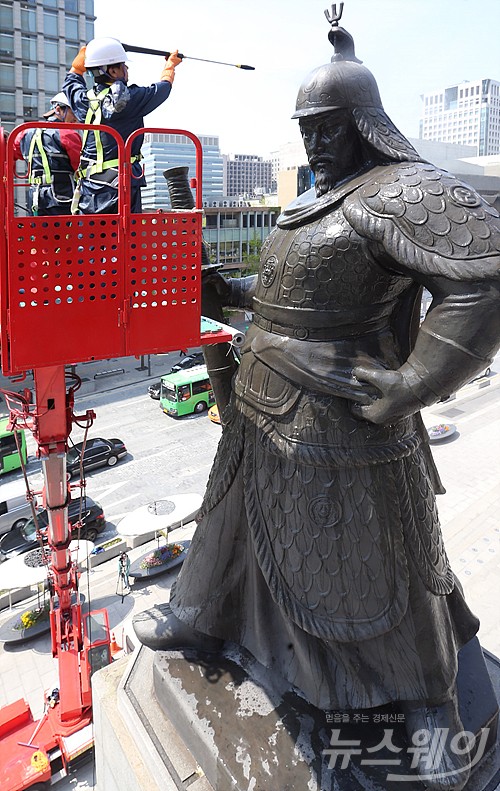 18일 오후 서울 광화문 광장에서 서울시 관계자들이 이순신 동상 세척 작업을 진행하고 있다.