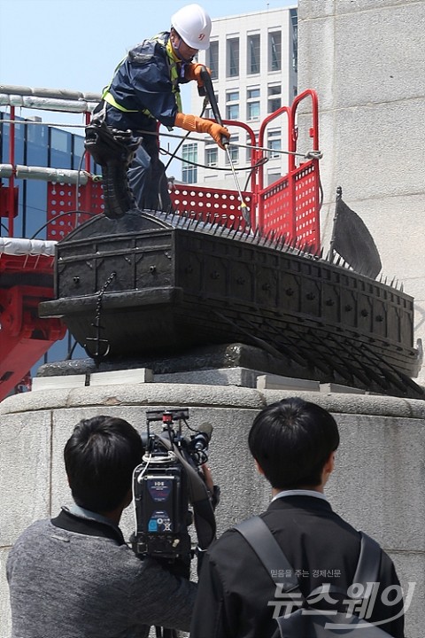 이순신 동상, ‘거북선 세척이 궁금해’