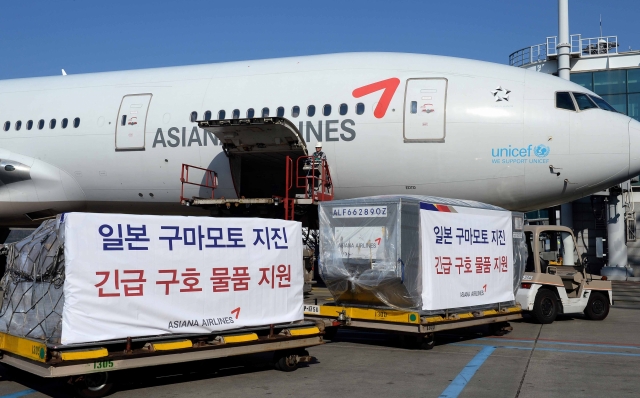 19일 오전 인천~후쿠오카를 운항하는 아시아나항공 OZ132편에 구마모토 지진 피해지역으로 전달할 기내 담요 1000장 등의 재난구호 물품을 탑재하고 있다. 사진=아시아나항공 제공