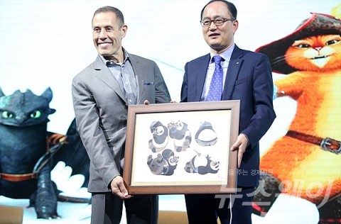 ‘KT 강국현 전무에게 쿵푸팬더 원화 선물하는 에릭 엘렌보겐’