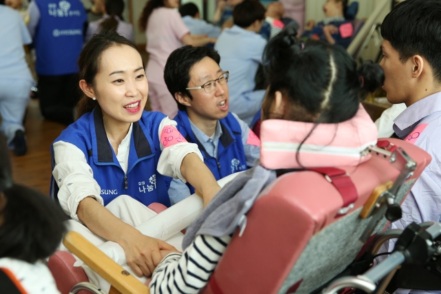 효성 산업자재PG 임직원들이 서울 용산구 후암동에 위치한 영락애니아의 집을 찾아 장애아동들과 함께 함께하는 체육대회를 진행했다. 사진=효성 제공