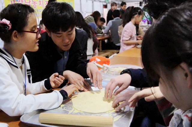 SK네트웍스가 한빛맹학교, 서울맹학교 아동을 위한 봉사활동을 펼쳤다. 사진=SK네트웍스 제공