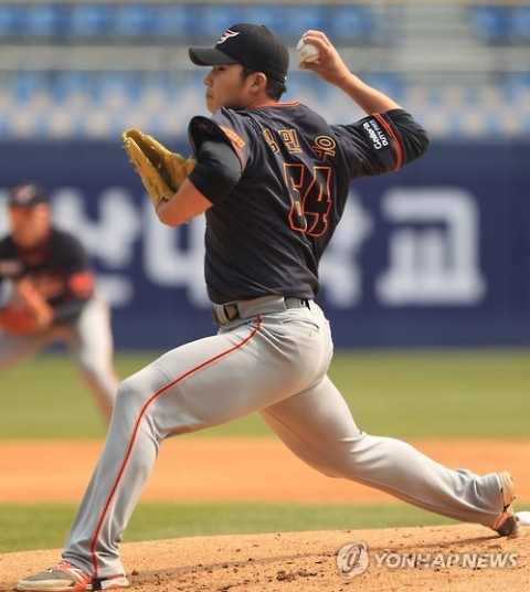 한화 선발 김민우, 아웃카운트 1개도 못 올리고 교체