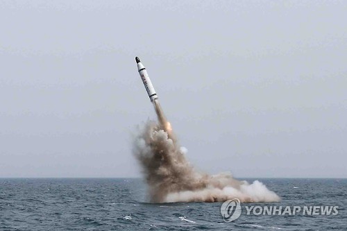지난해 11월 5월 북한이 전략잠수함에서 탄도탄수중시험발사라며 보도한 장면(사진=연합뉴스 제공)