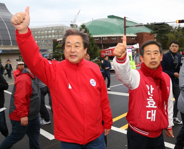 김무성 새누리당 전 대표가 20대 총선 울산 지원 유세차 찾은 현대중공업 본사 앞에서 직원들을 상대로 