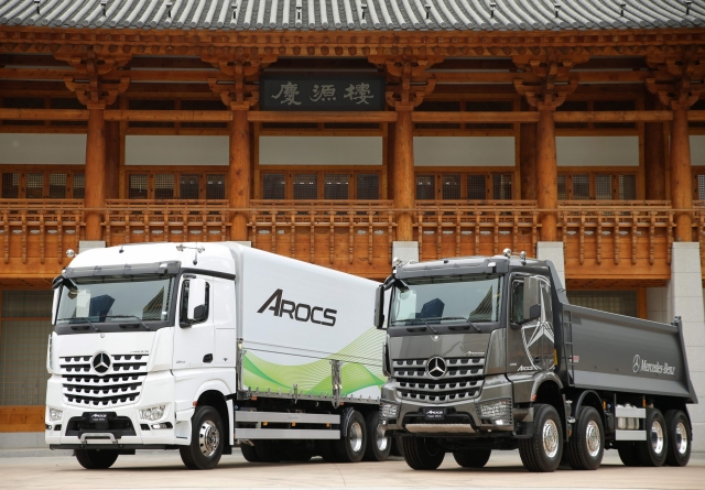 다임러트럭은 뉴 아록스 6×4 에어서스펜션 카고 트럭 출시와 함께 지난 3월에 출시한 뉴 아록스 25.5톤 덤프트럭을 함께 소개했다. 사진=다임러트럭 코리아 제공