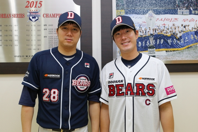 두산베어스의 장원준(왼쪽), 김재호 선수가 한국타이어 로고가 부착된 유니폼을 선보이고 있다. 사진=한국타이어 제공