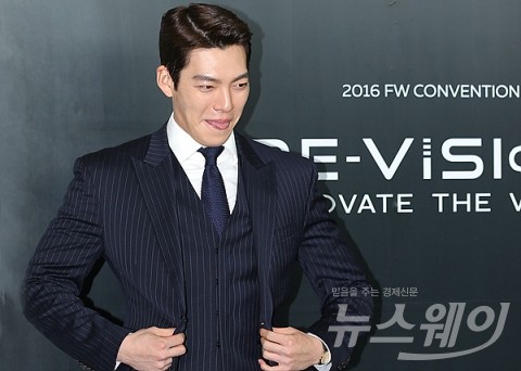 김우빈, ‘사진 촬영은 쑥스러워~’