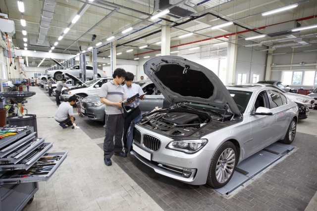 BMW 코리아는 전시장 및 서비스 강화를 넘어 고객의 시간까지 고려하고 있다. 패스트레인 서비스센터가 대표적으로 간단한 점검과 정비를 받는 고객의 대기시간을 최소화하기 위해 신설한 것이다. 엔진오일, 필터류, 브레이크 디스크 및 패드, 타이어 교체 등 차량의 유지관리에 필요한 서비스를 신속하게 제공한다. 사진=BMW 코리아 제공