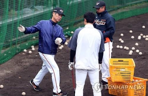 김성근 감독 사퇴 요구한 팬 경기장서 퇴장