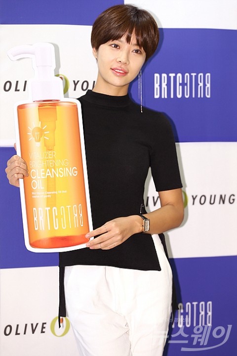 황정음, ‘피부 비결 공개’